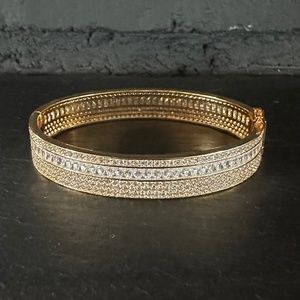 GOLD & DIAMOND PAVE HINGED BANGLE.